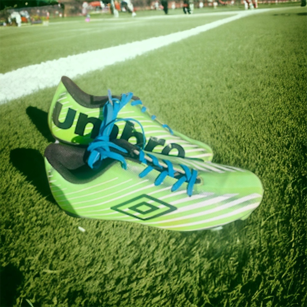 Umbro Youth Kids Soccer Cleats Arturo 2.0 | Size 1.5